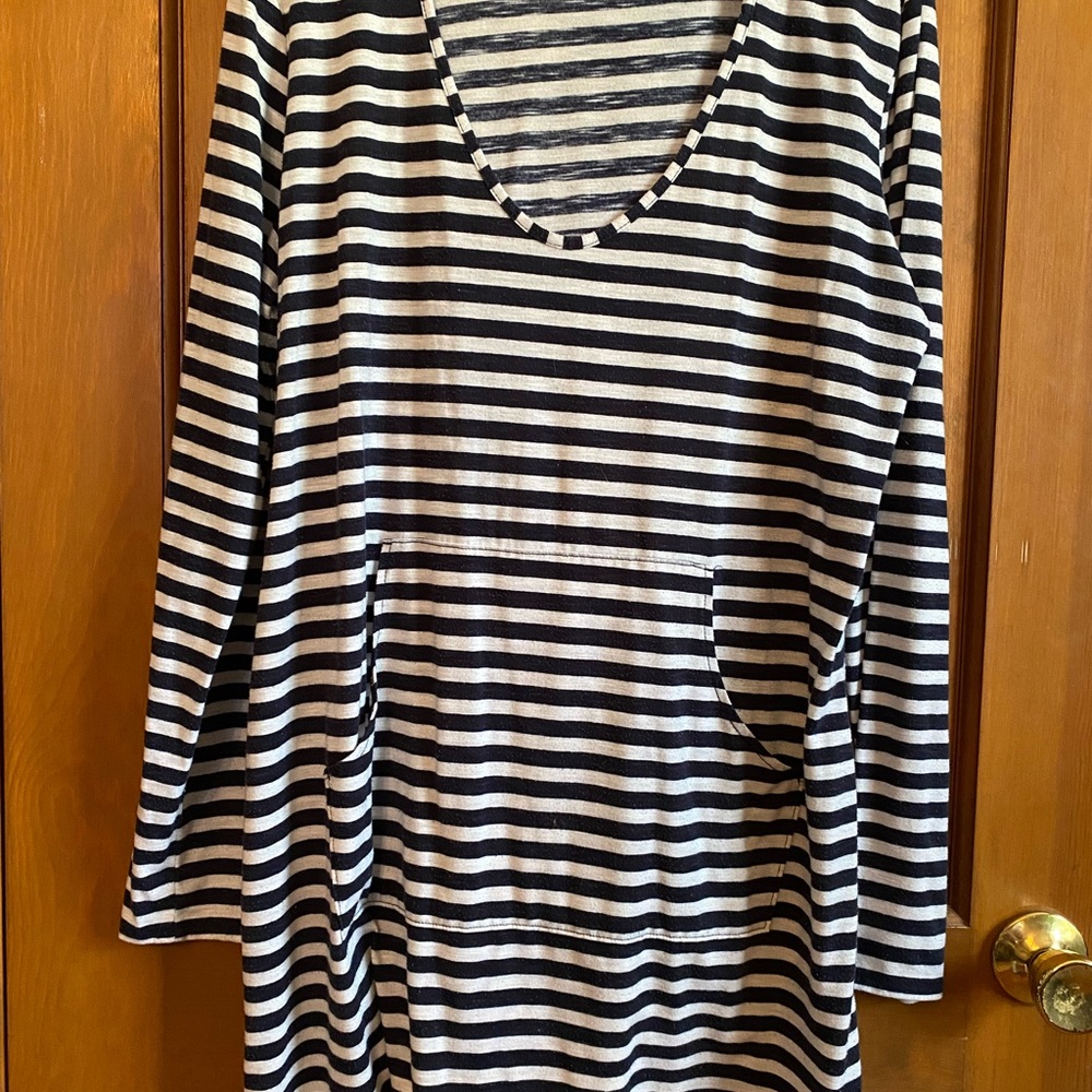 Long and light tunic style hooded pullover